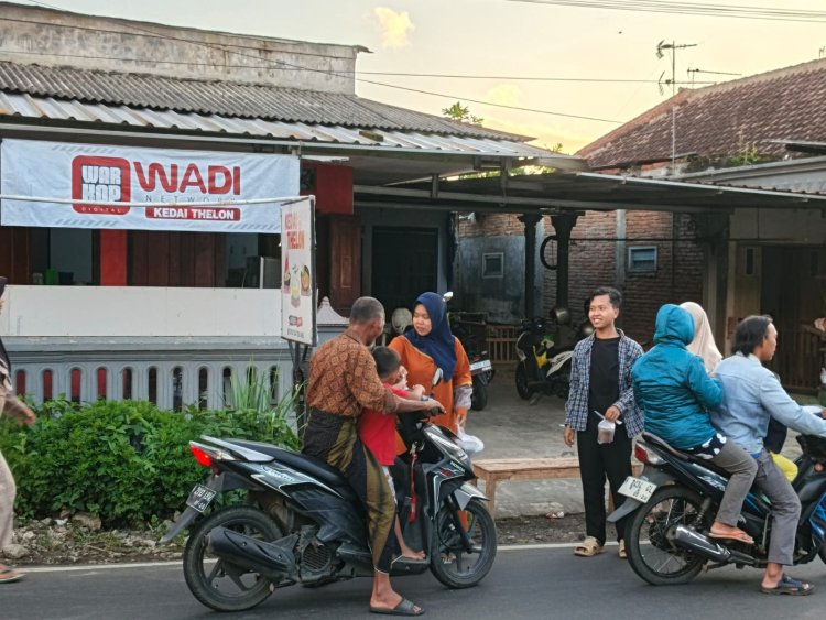 Dalam rangka menyemarakkan bulan suci Ramadan, Wadi Network thelon bersama peserta magang menggelar kegiatan sosial pada Kamis (12/3) dengan membagikan takjil kepada para pengguna jalan di Jalan Slamet Wiroto, Kecamatan Tumpang, Kabupaten Malang Kegiatan tersebut dimulai sekitar pukul 16.30 sampai menjelang waktu berbuka puasa. Mbak Ina selaku pemilik kedai bersama peserta magang tampak antusias membagikan paket takjil kepada pengendara sepeda motor, mobil, serta warga sekitar yang melintas